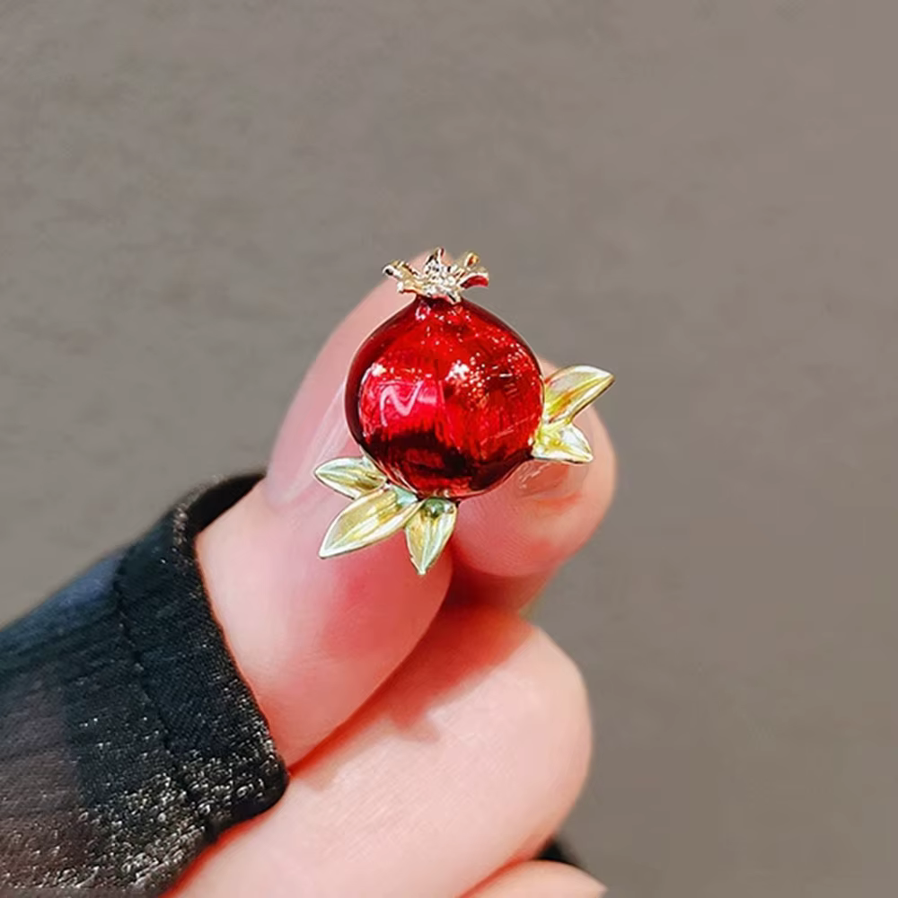 Broche grenade délicate pour femmes