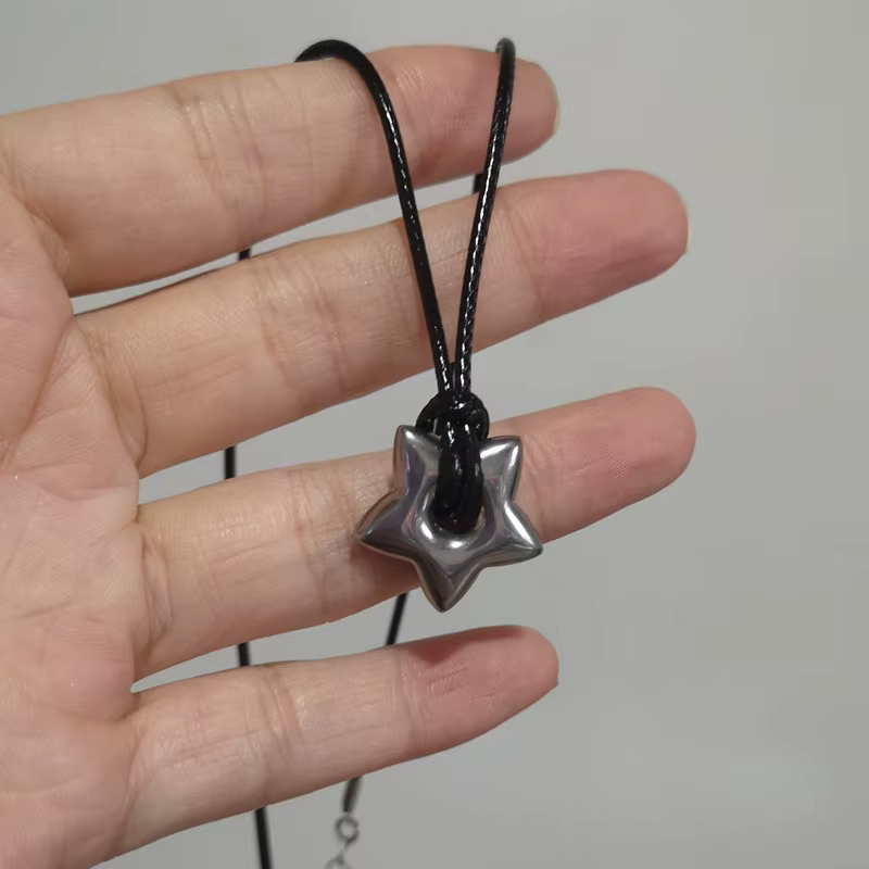 Collier gothique avec pendentif étoile creuse