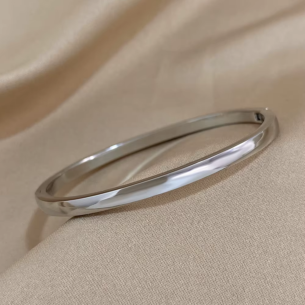 Bracelets simples et lisses en acier inoxydable pour femmes