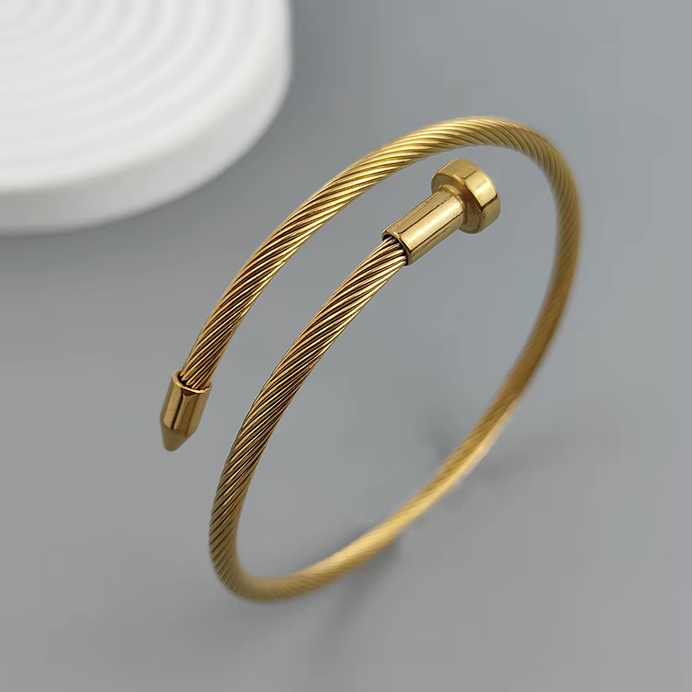 Charmant bracelet à clous d'épine en acier inoxydable plaqué or 18 carats pour femmes