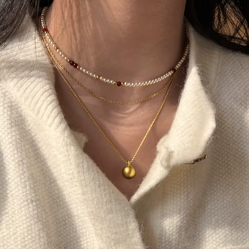 Collier avec Pendentif en Forme de Boule de Sable et Or pour Femme