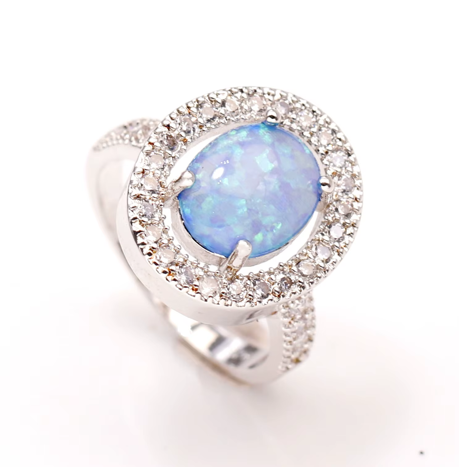 Bague ovale scintillante en opale bleue pour femmes