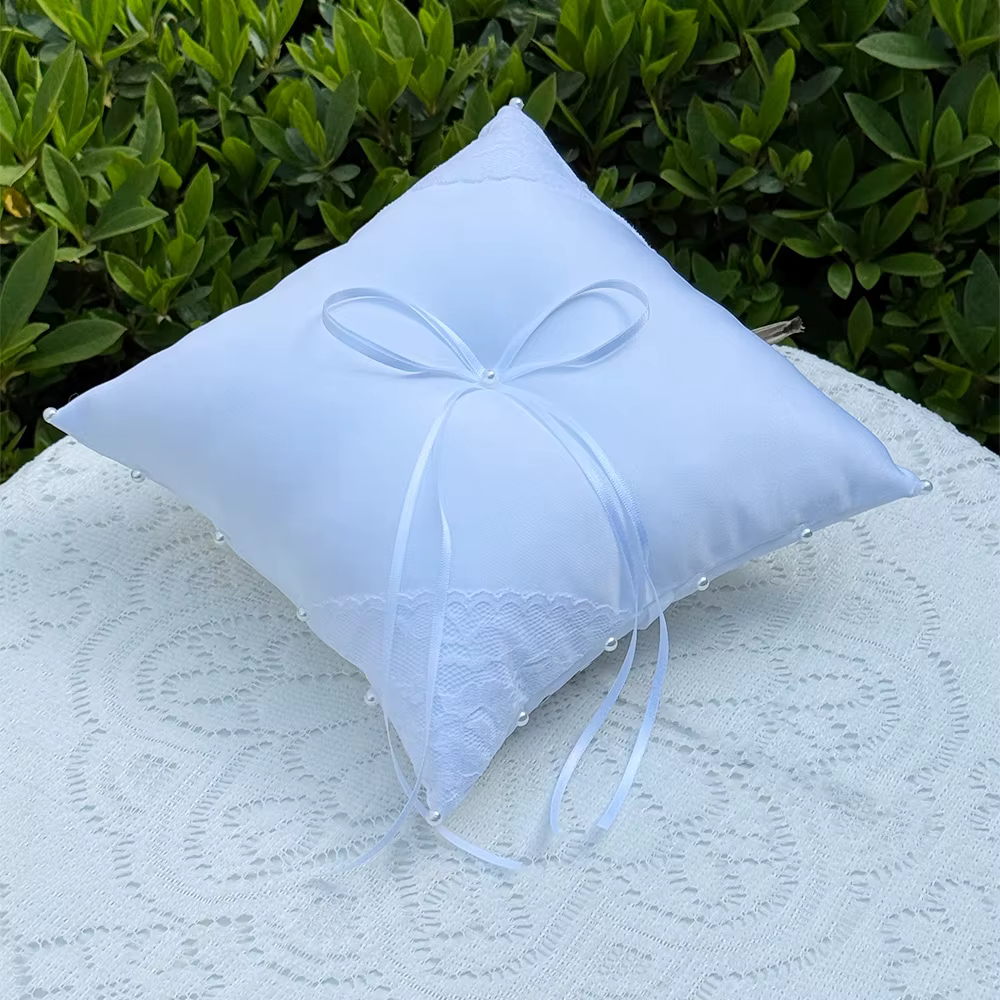 Coussin de mariage en satin et dentelle avec perles pour porte-alliances de la mariée