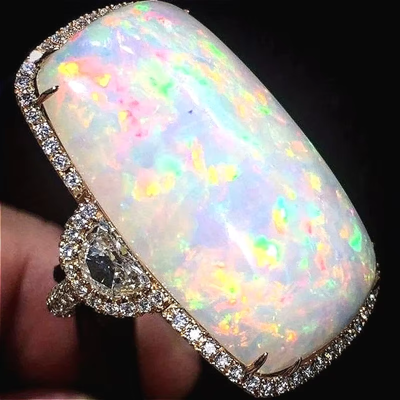 Bague élégante classique incrustée d'opale synthétique blanche plaquée or pour femme