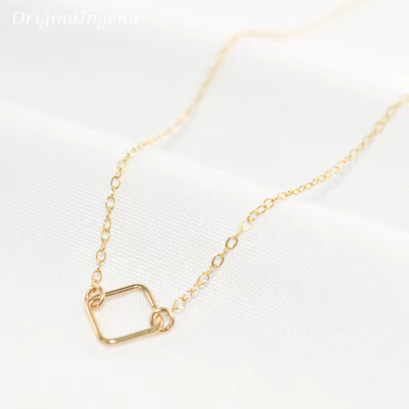 Collier carré bijoux faits à la main or rempli ras du cou pendentifs