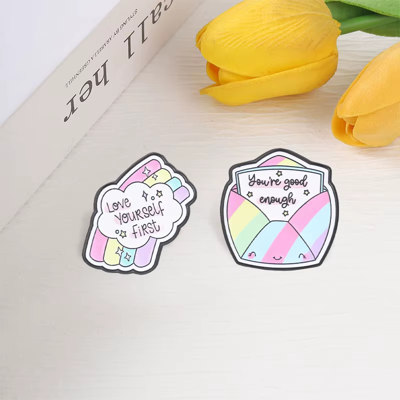 Broches en émail avec citations sur l'amour-propre