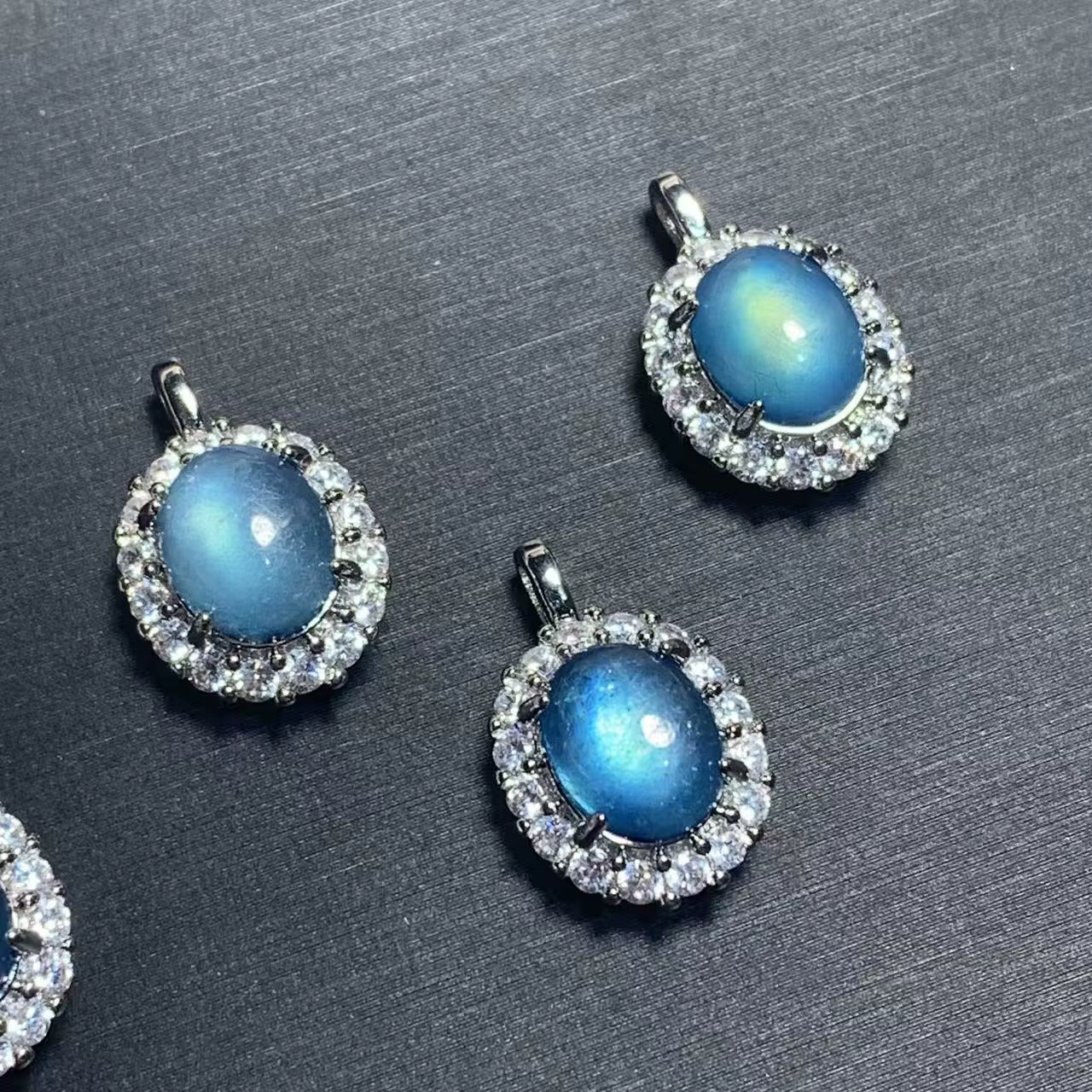Collier pendentif en aquamarine naturelle