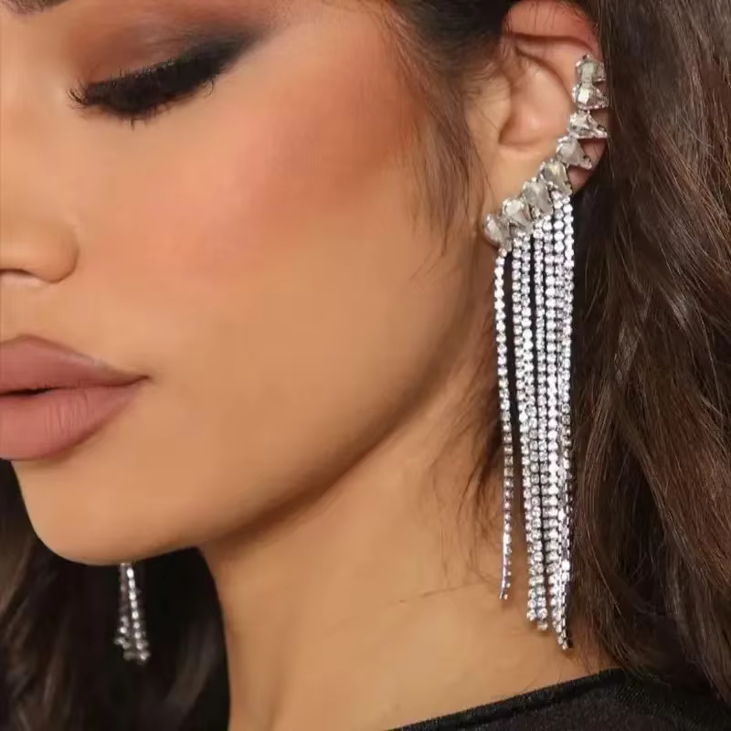 Boucles d'oreilles à pampilles longues exagérées avec diamants intégrés