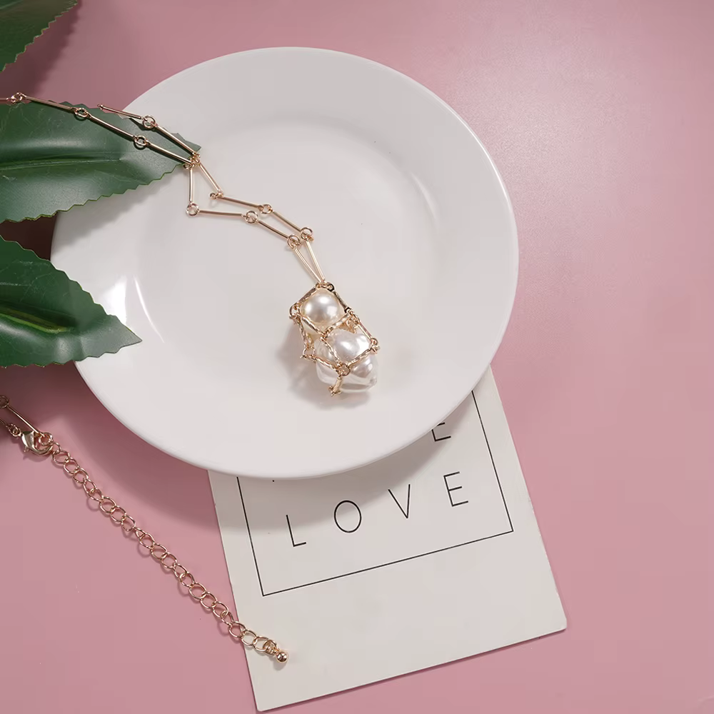 Collier ras du cou moderne et romantique avec perles en cage et chaîne satellite