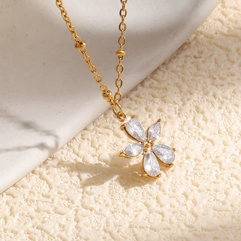 Collier pendentif fleur en zircon cubique étincelant E.B.belle