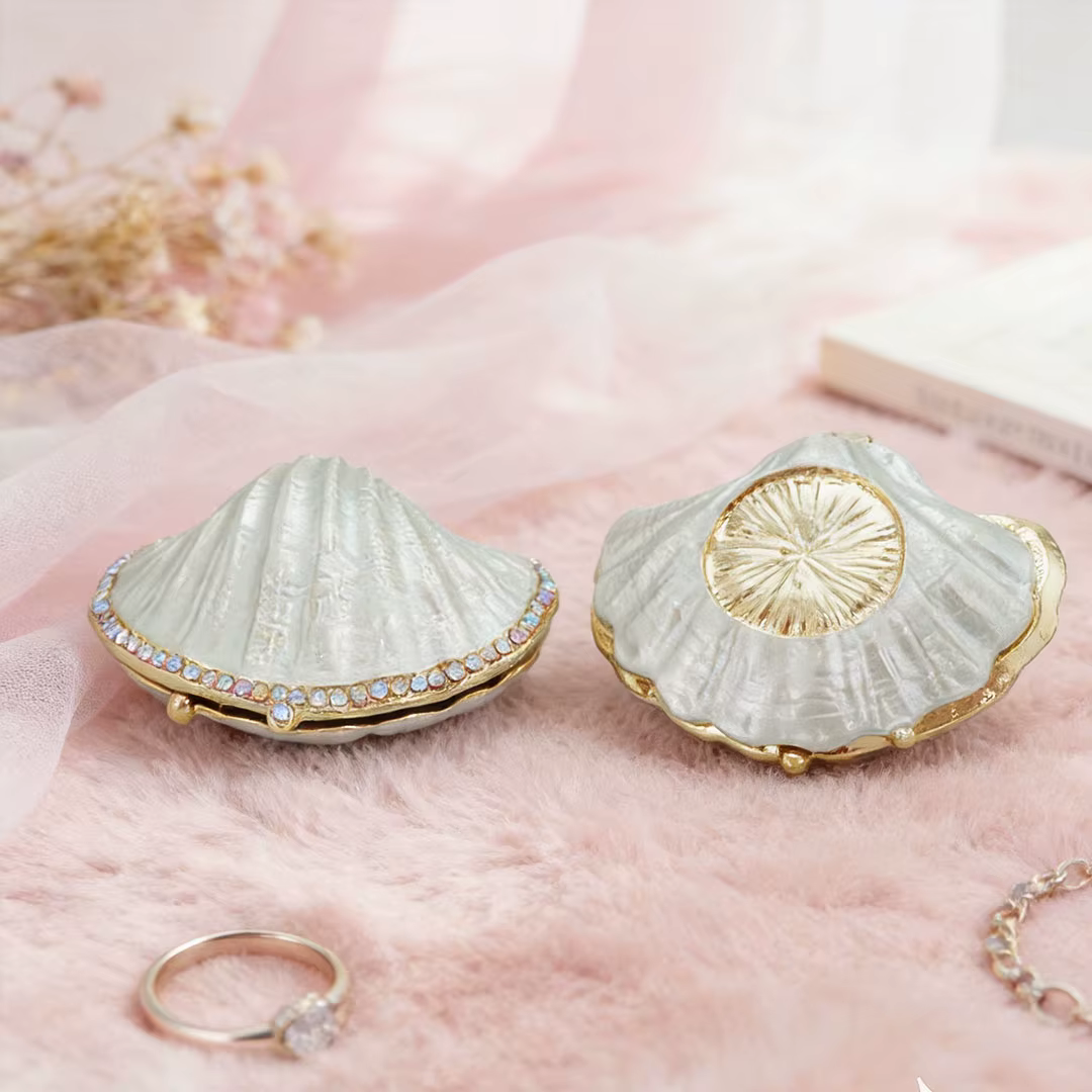 Boîte à bijoux en métal émaillé peinte à la main avec incrustations de pierres précieuses ; une pièce décorative et le choix parfait pour un cadeau de maison