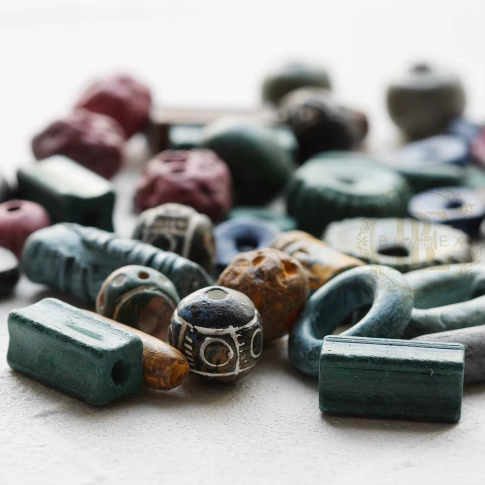 Mélange de perles en céramique fabriquées à la main
