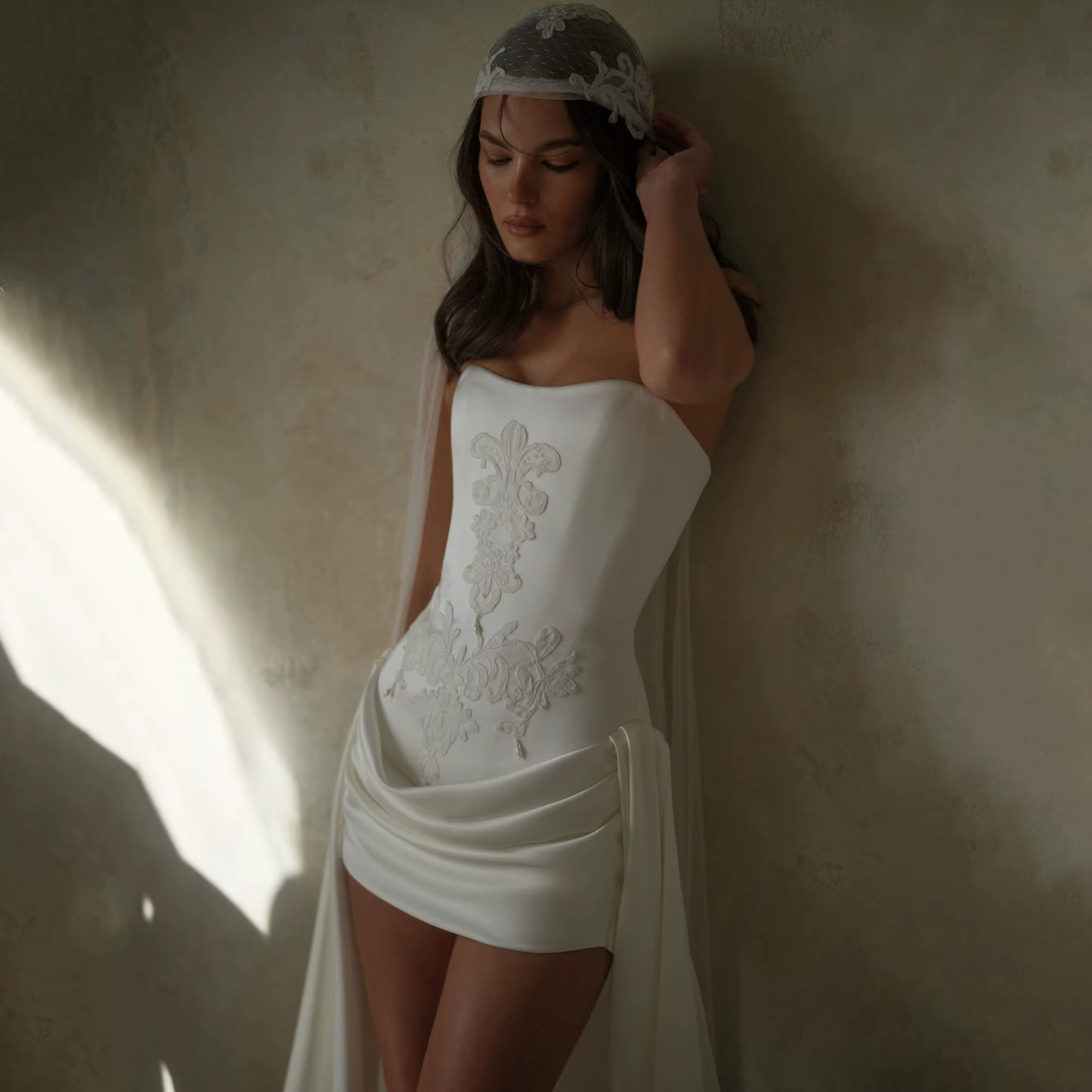 Robe de mariée courte 2026 plissée sans bretelles en satin coupe droite mini pour après-soirée