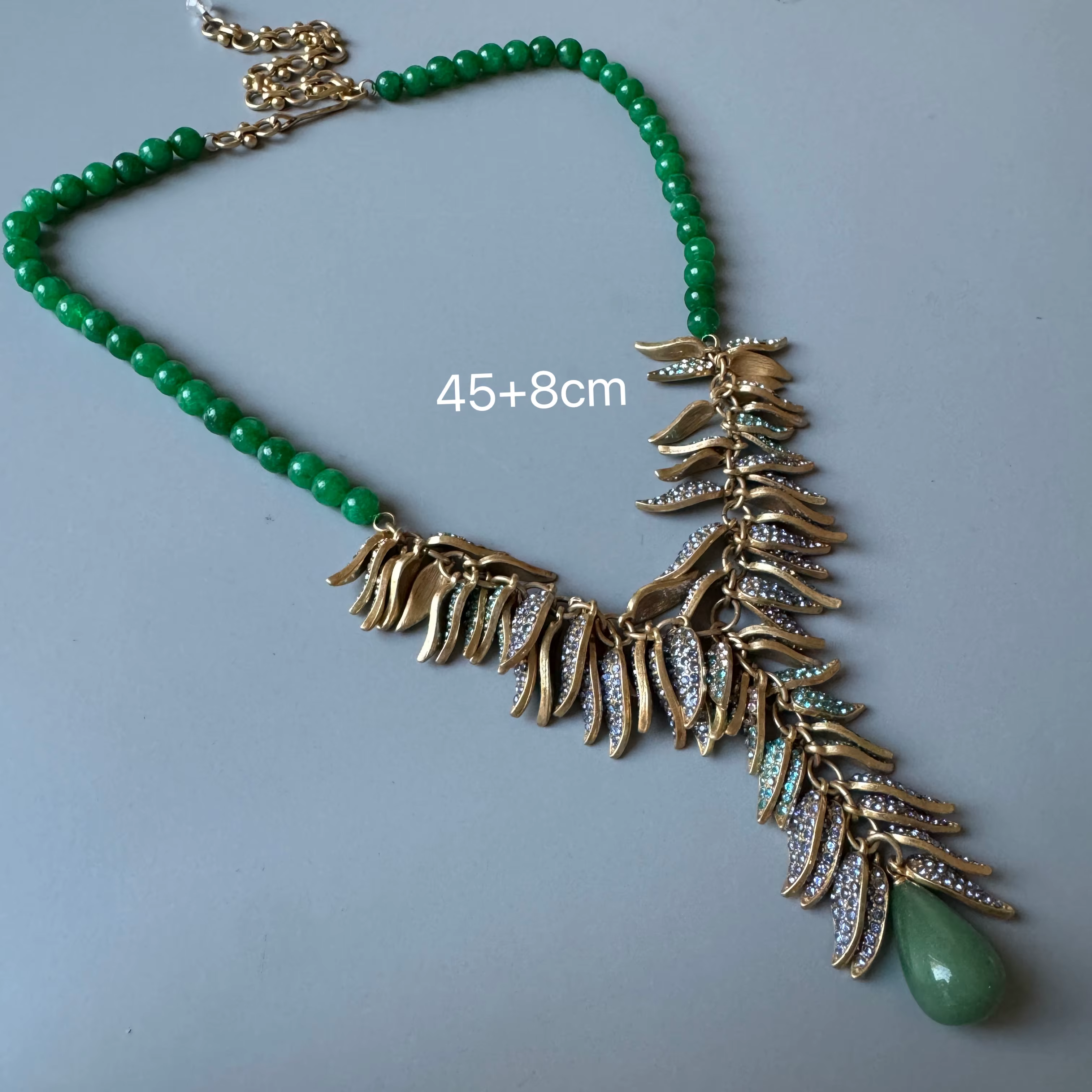 Collier vintage avec pampilles florales sculptées en trois dimensions et boucles d'oreilles clous