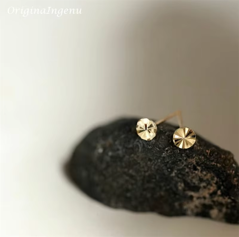 Boucles d'oreilles minuscules étoiles de Rotterdam en or 9 carats massif