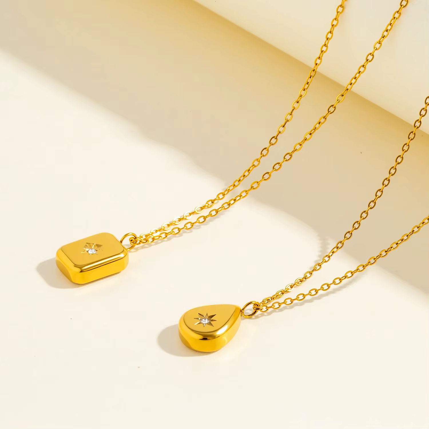 Collier exquis avec pendentif briolette et carré pour femme | Chaîne plaquée or 18 carats en acier inoxydable poli