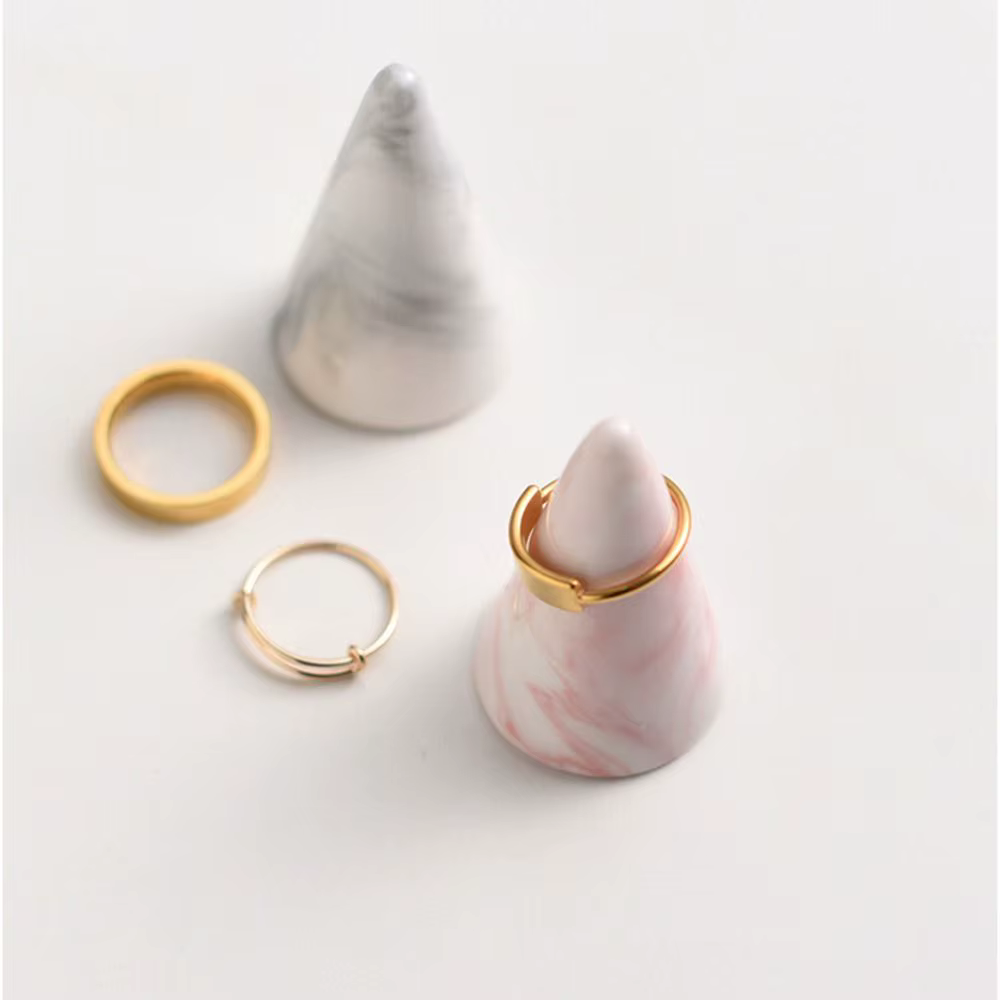Porte-bague en céramique en forme de cône