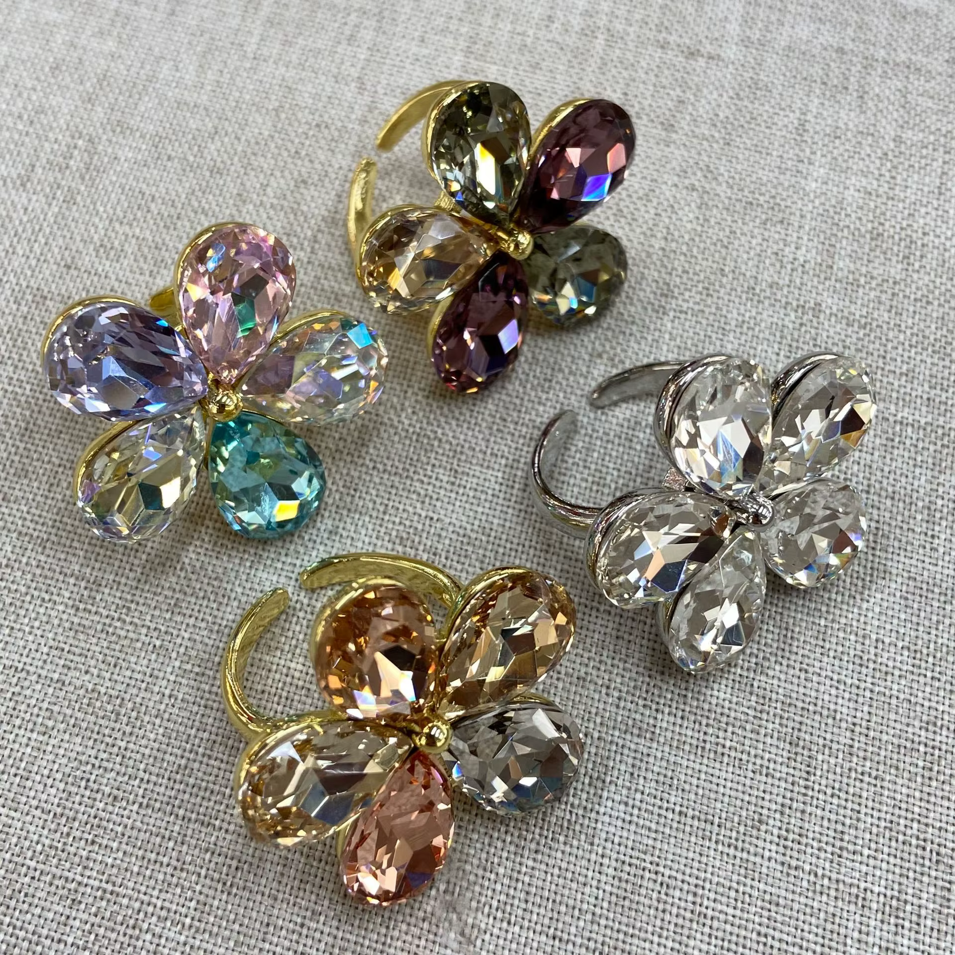 Bague réglable en or 18 carats avec fleur colorée à 5 pétales