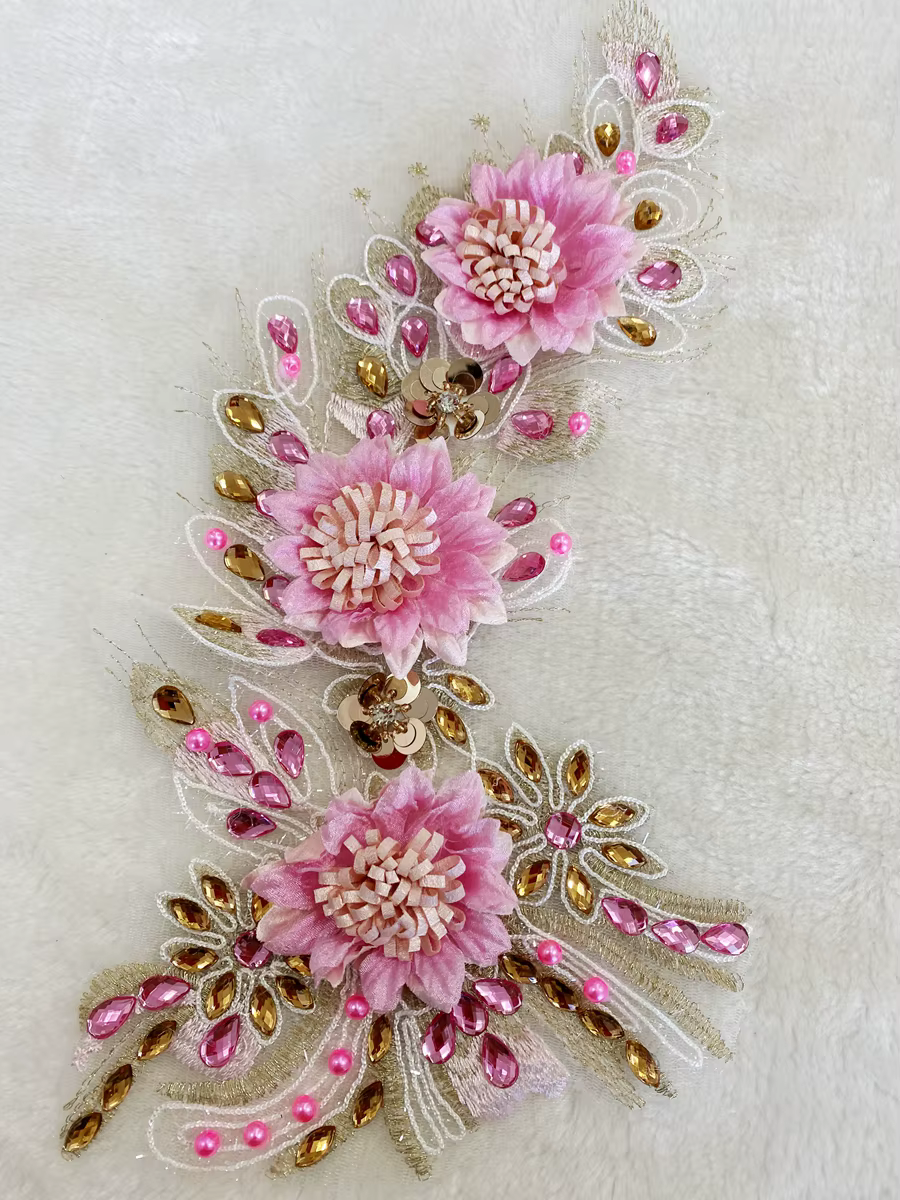 Tissu rose 3D avec des appliques florales et des perles brillantes