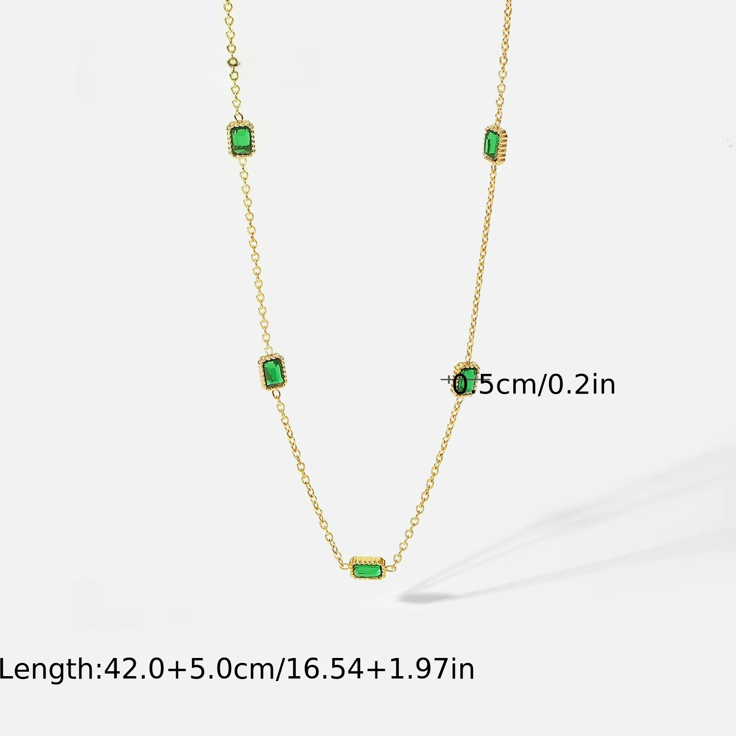 Collier délicat en or plaqué avec émeraudes et zircons cubiques