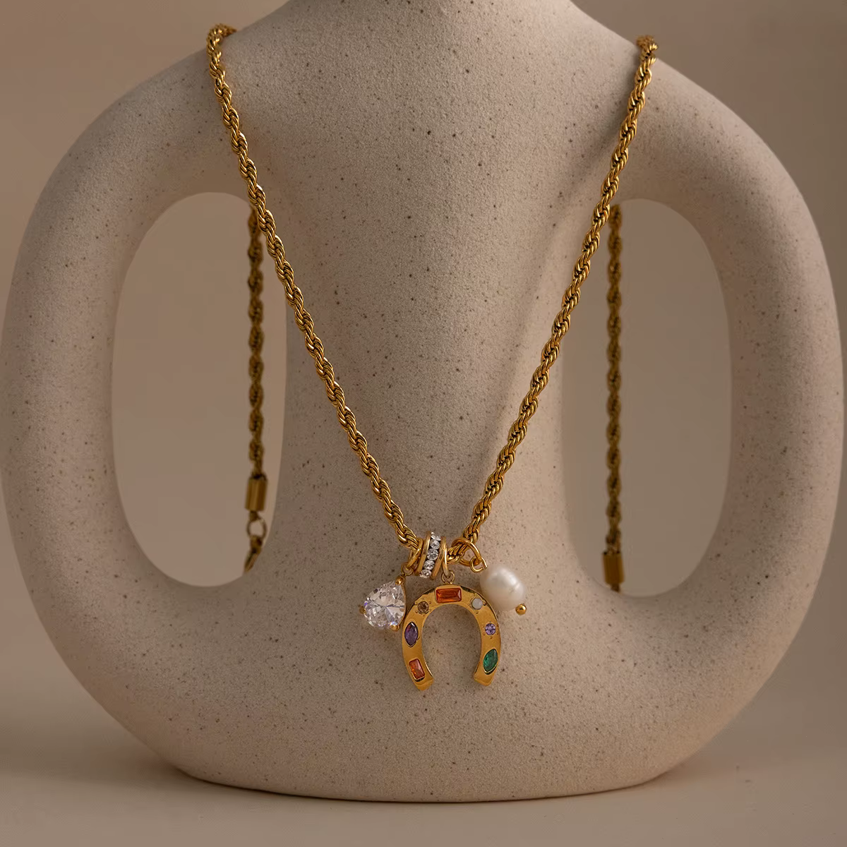 Zora – collier avec pendentif en forme de fer à cheval en Zircon coloré pour femmes