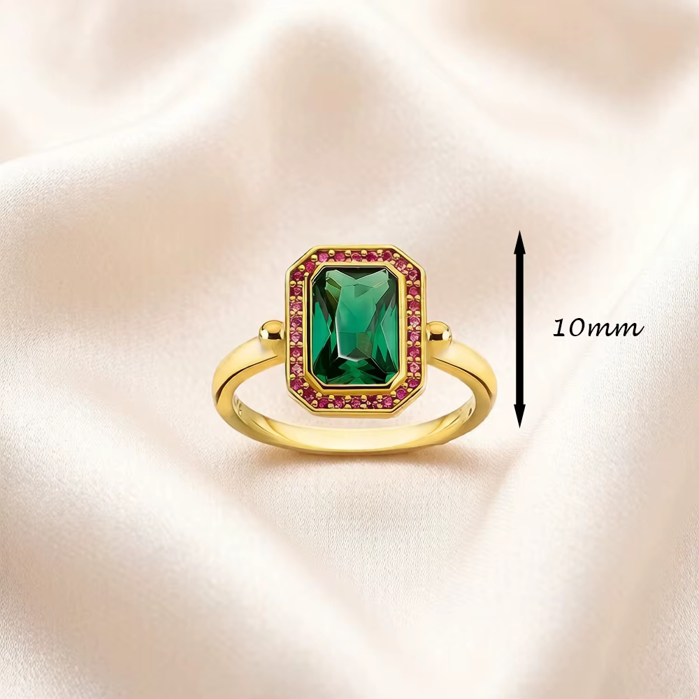 Bague dorée avec pierres rouges et vertes