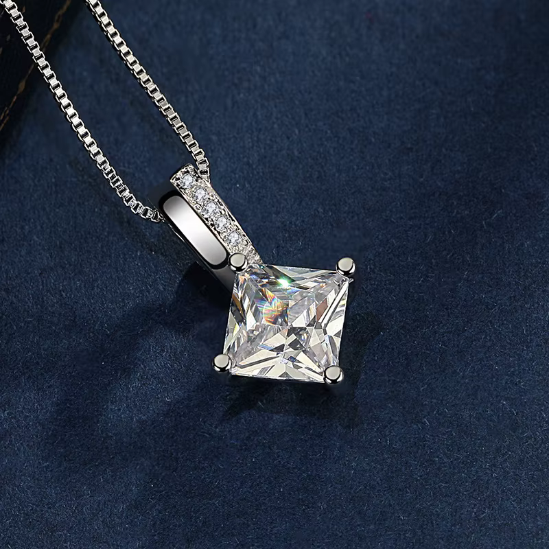 Collier pendentif trèfle à quatre feuilles en forme de cœur