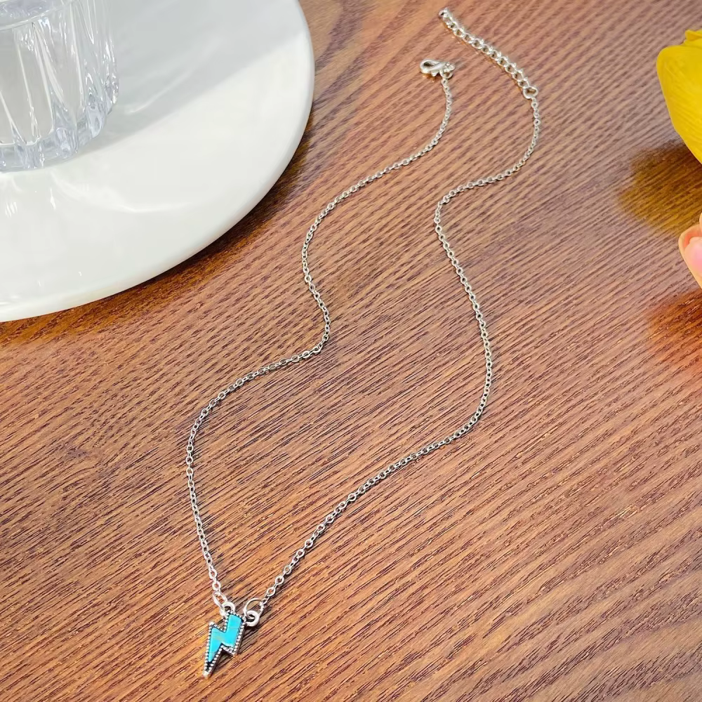 Collier pendentif turquoise incrusté étincelant de style vintage