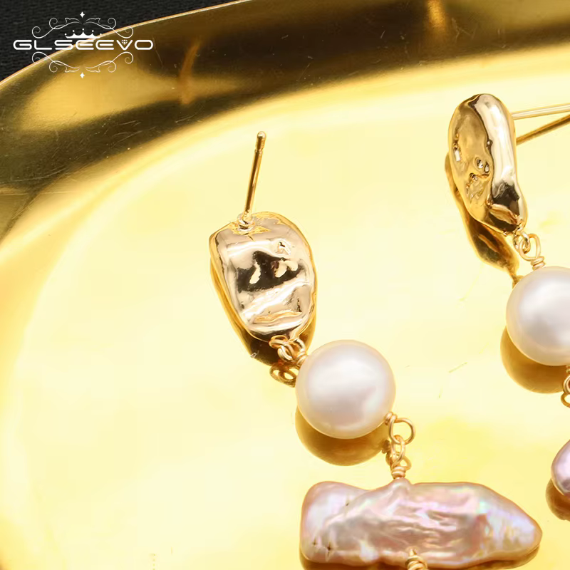 Boucles d'oreilles pendantes en perles baroques violettes pour femme