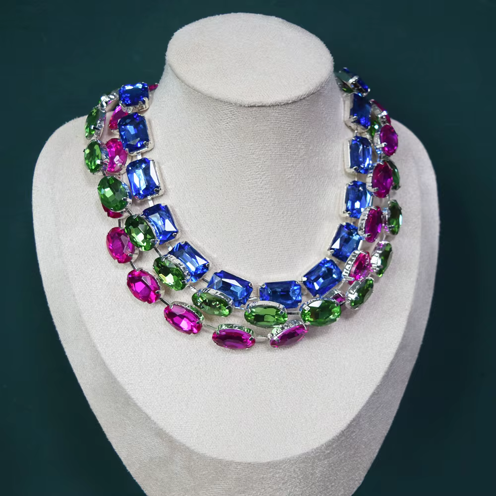 Collier court incrusté de cristal de verre brillant pour femmes