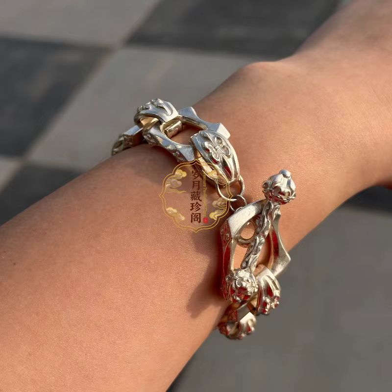 Bracelet vintage tibétain en argent sculpté à la main