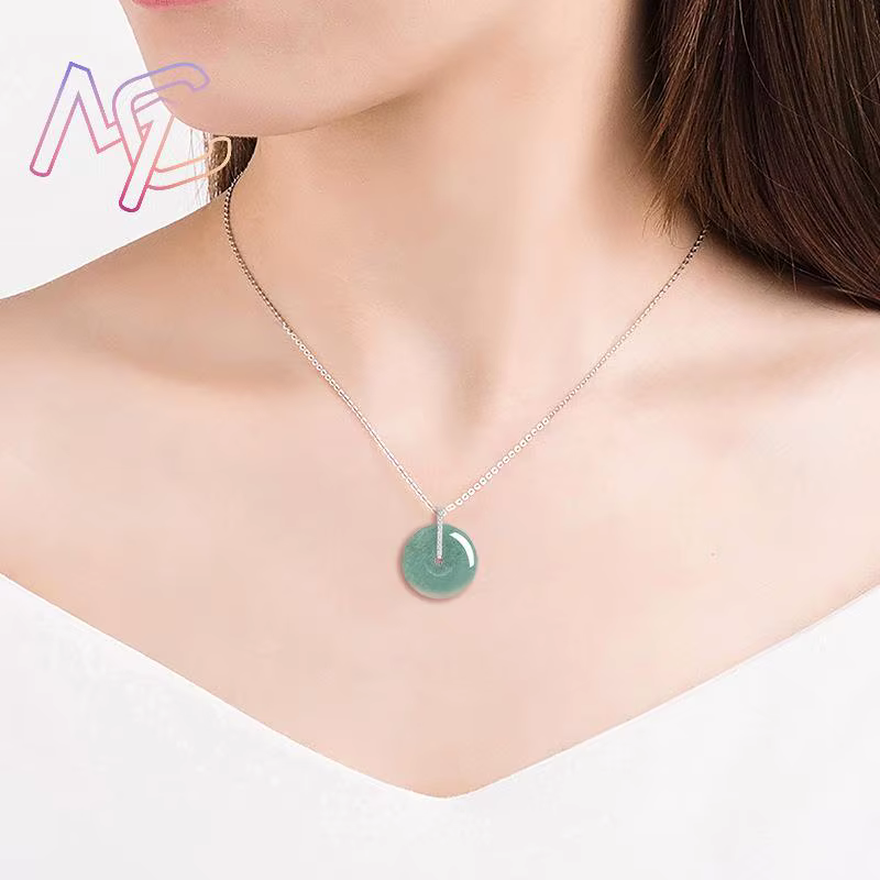 Collier pendentif croix serpent en jadéite du Myanmar
