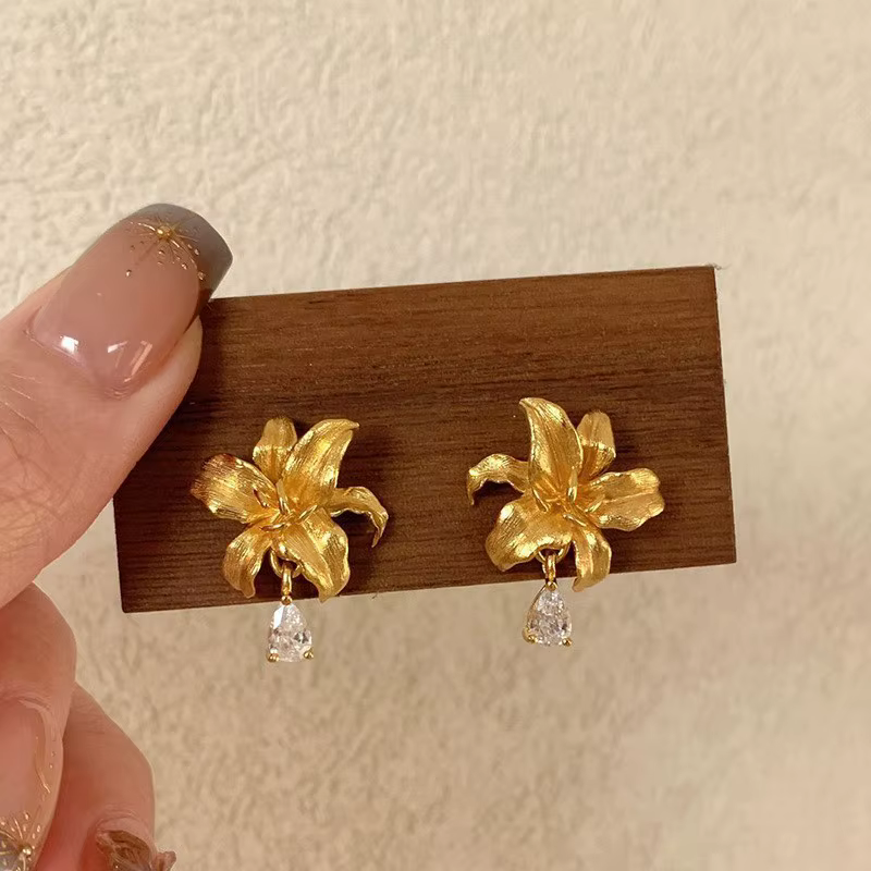 Boucles d'oreilles légères de luxe en forme de fleur de lys brossée pour femmes