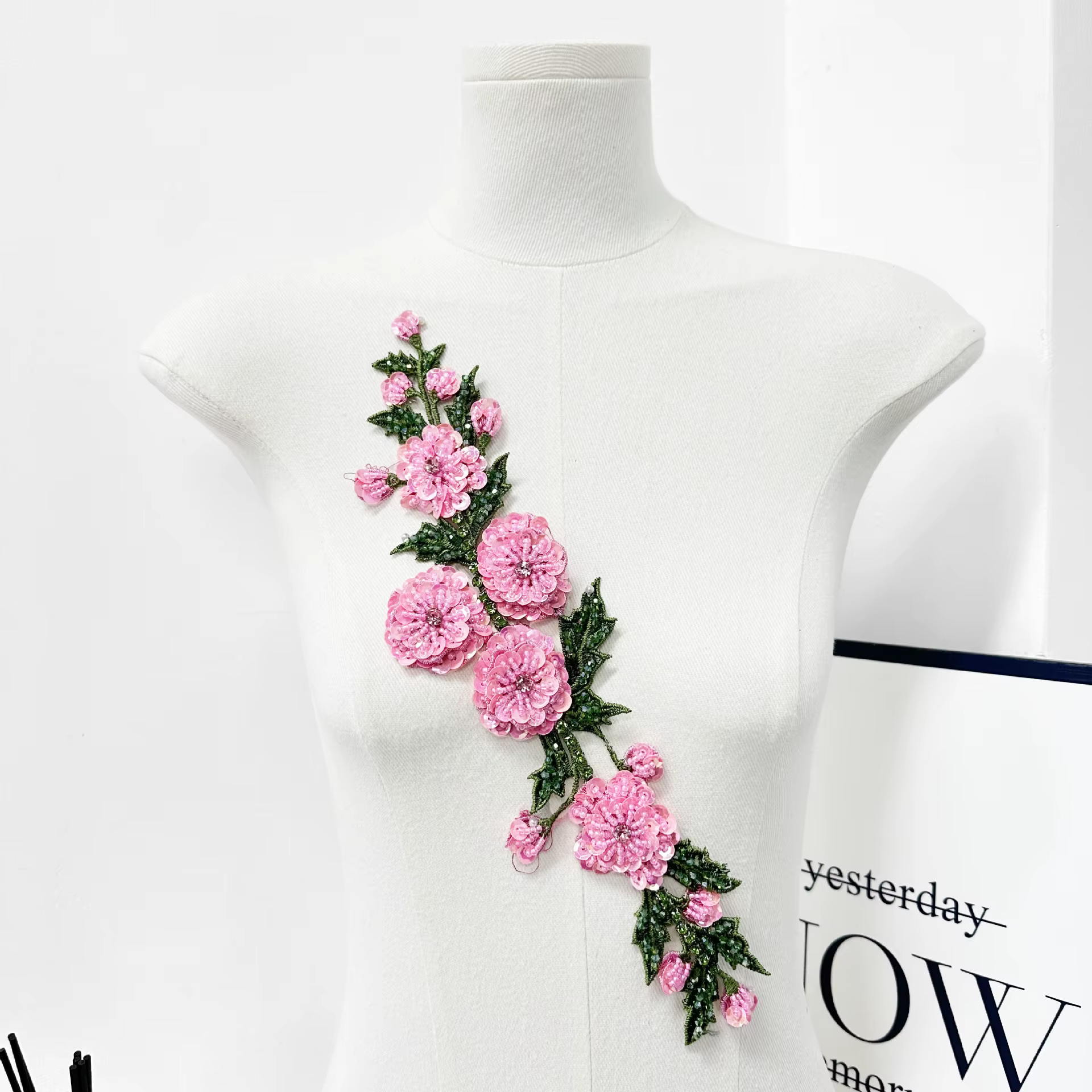 Appliques brodées de fleurs en perles colorées