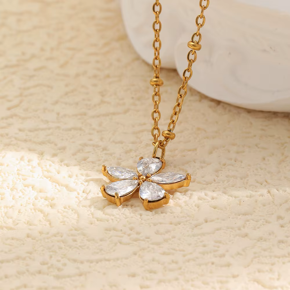 Collier pendentif fleur en zircon cubique étincelant E.B.belle