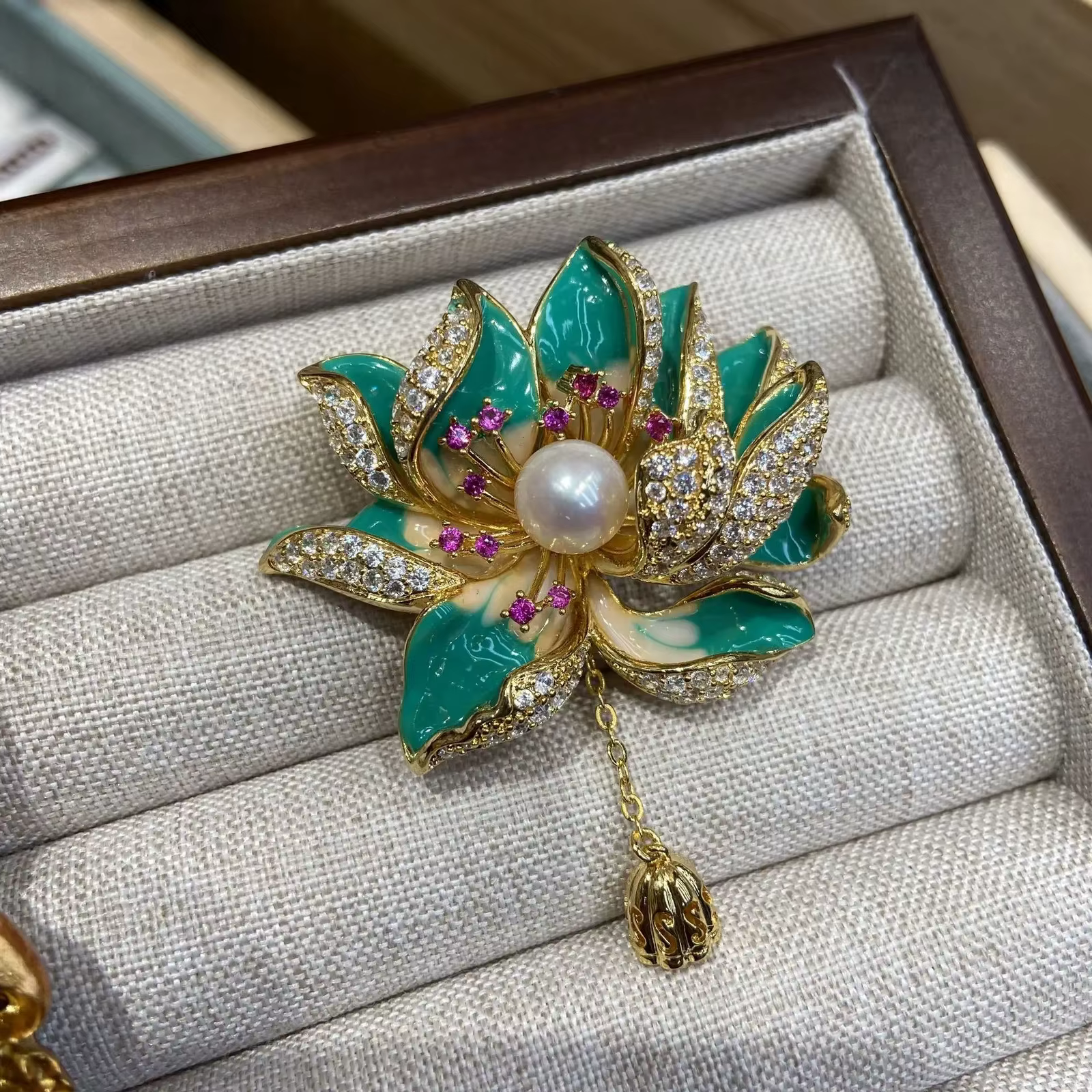 Broche en émail motif lotus