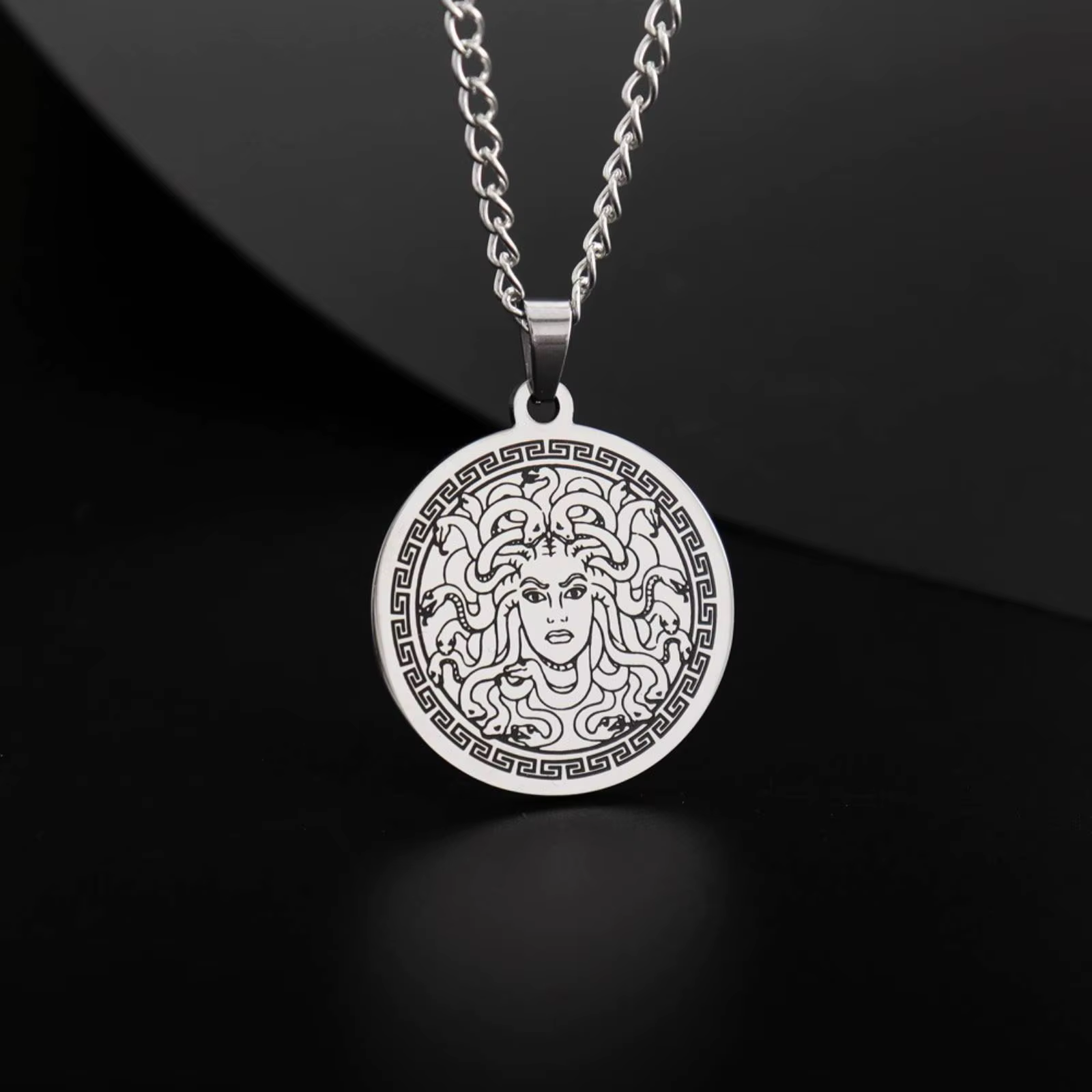 Collier pendentif méduse de la mythologie de la Grèce antique pour femmes et filles
