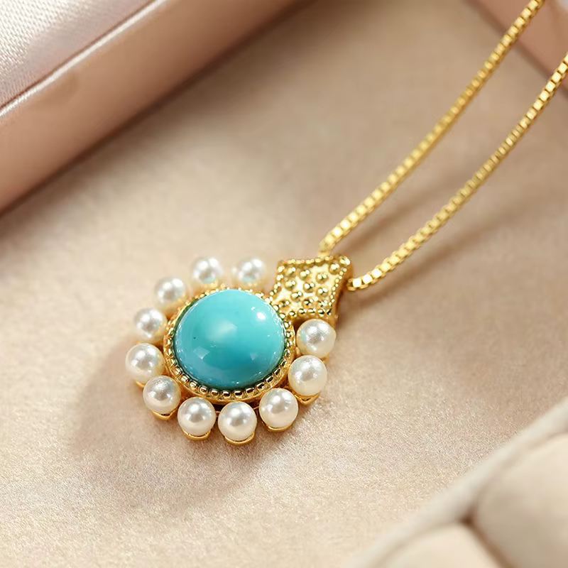 Ensemble de bijoux en argent incrusté de perles turquoises