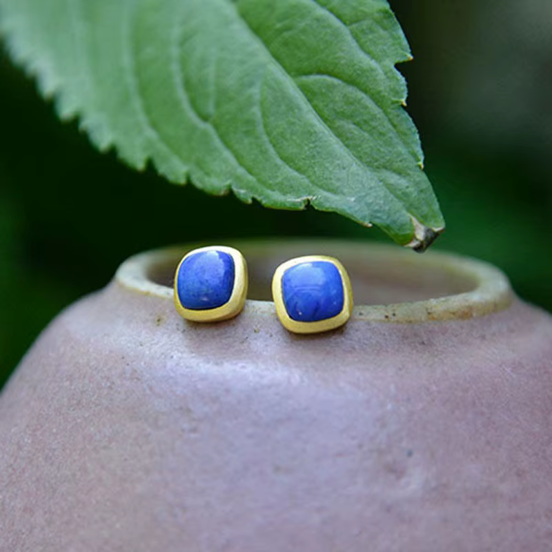 Boucles d'oreilles carrées classiques incrustées d'argent