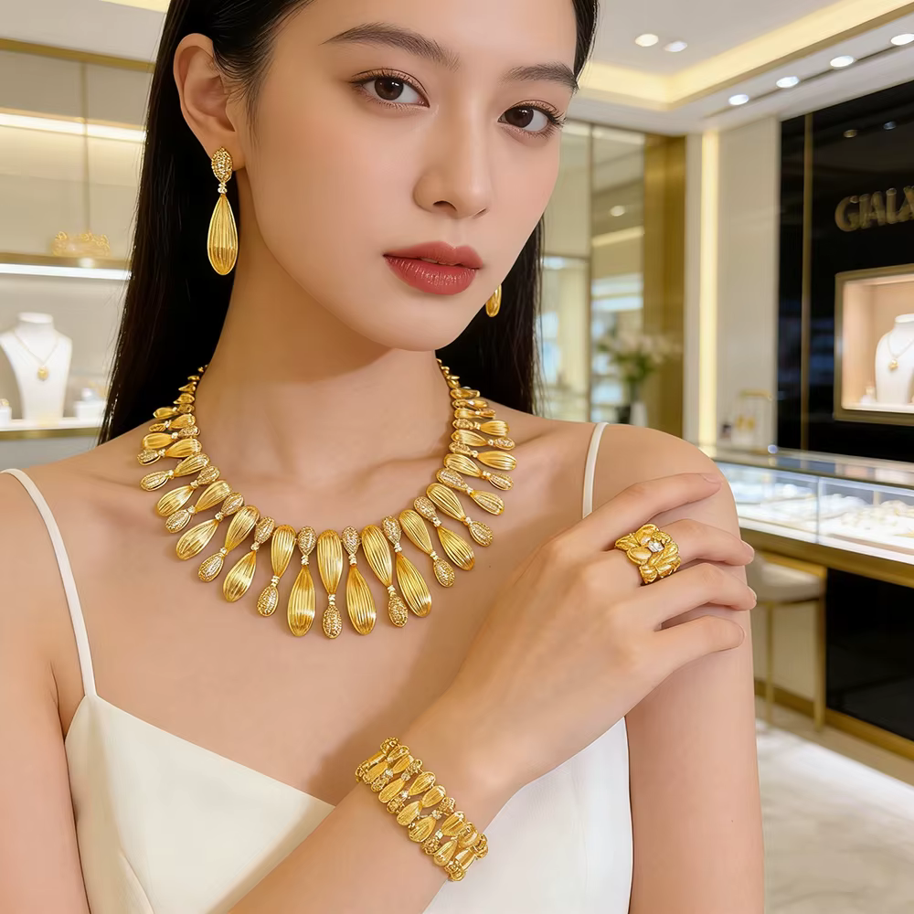 Collection de bijoux en or d'inspiration vintage : collier floral superposé