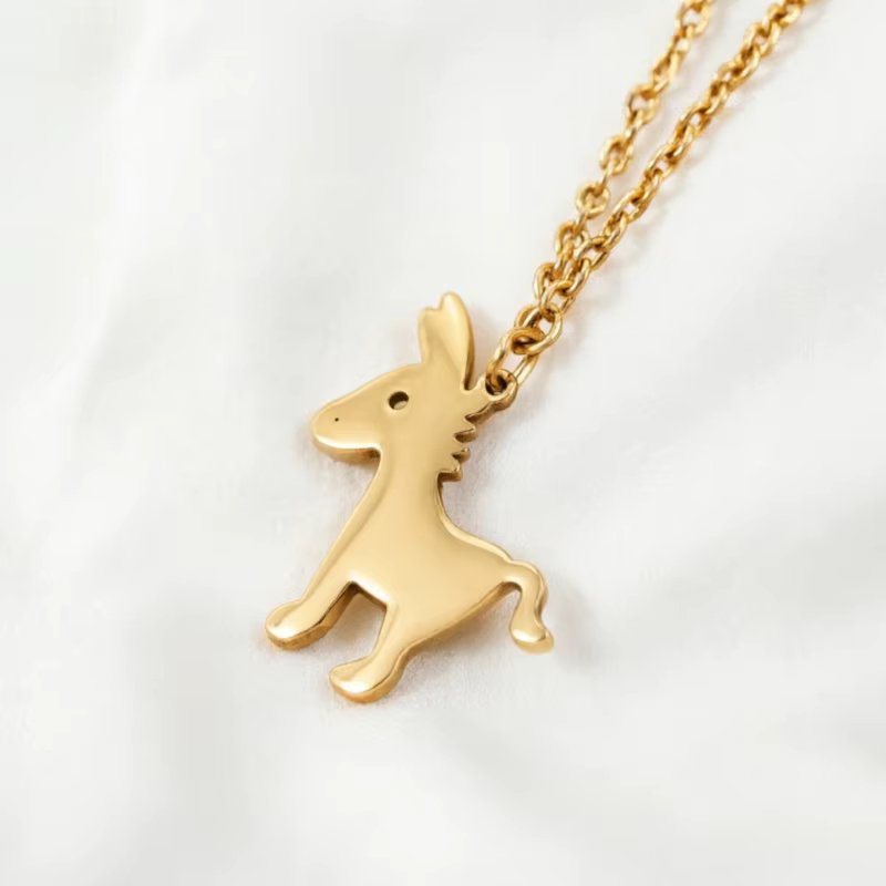 Collier Adorable en Acier Inoxydable avec Breloque Chameau de Dessin Animé