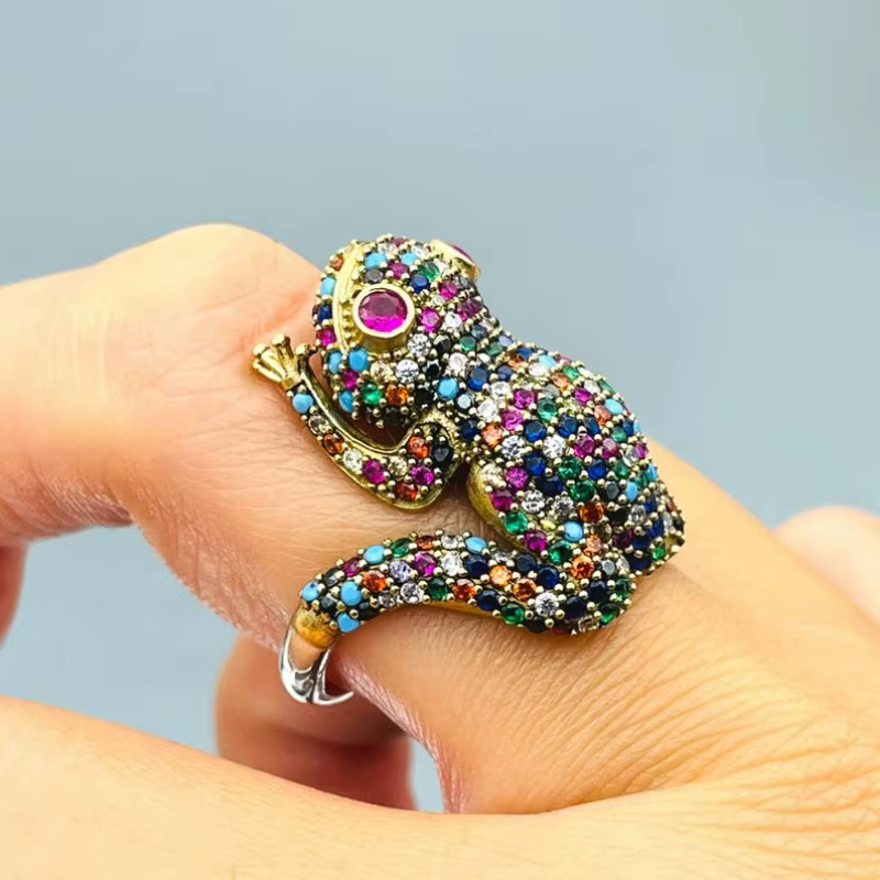 Bague grenouille de luxe incrustée de zircone synthétique colorée étincelante