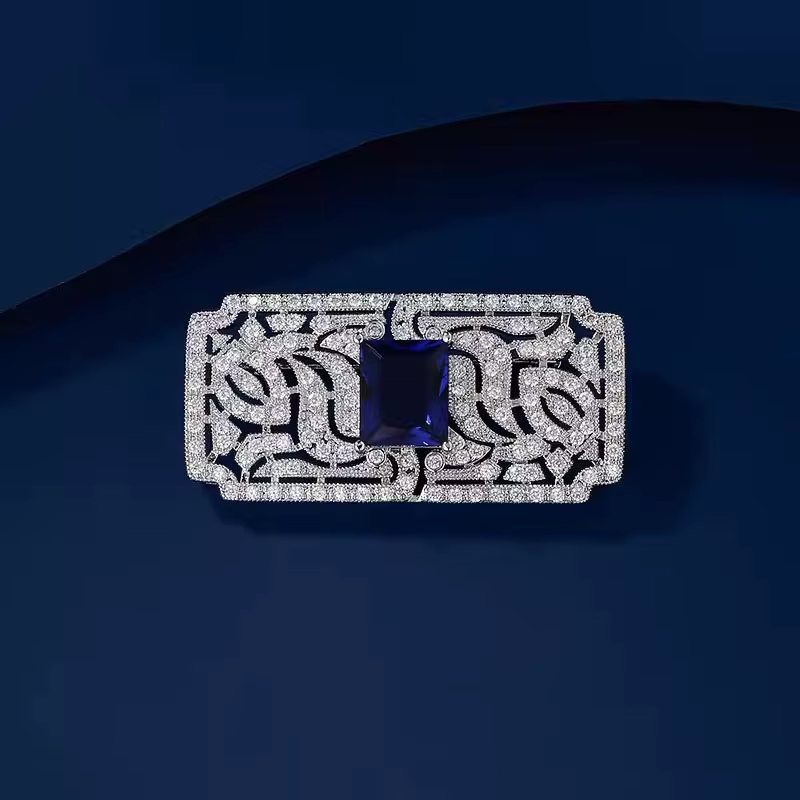 Broche carrée sculptée creuse pour femmes