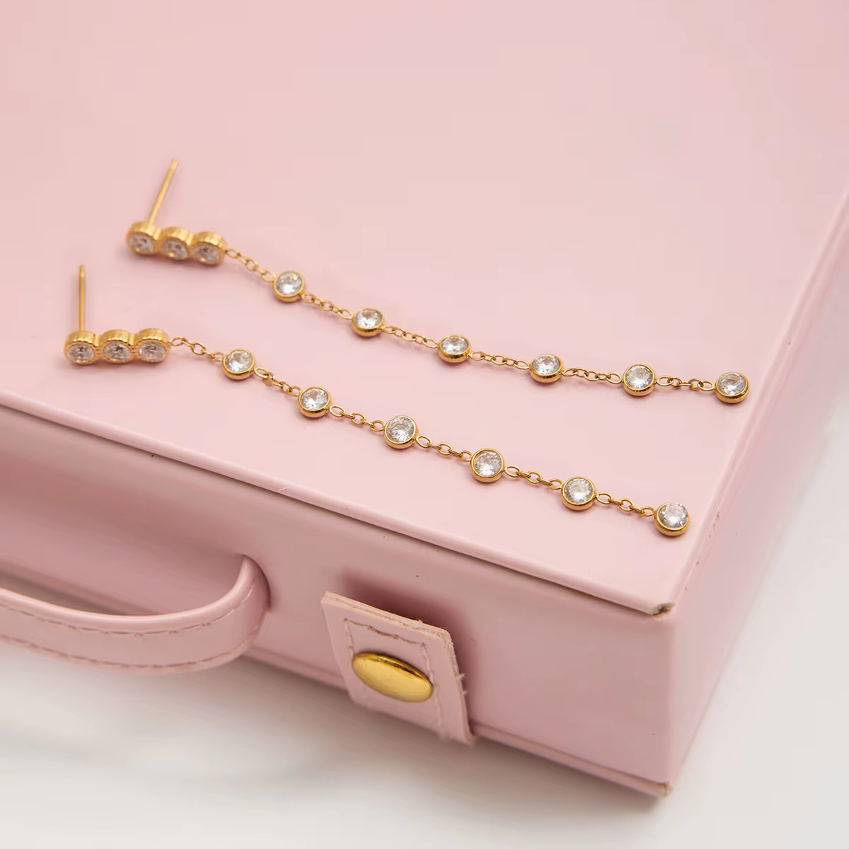 Zora minimaliste classique blanc rond Zircon gland boucles d'oreilles hypoallergénique 18K couleur or plaqué acier inoxydable bijoux pour femmes