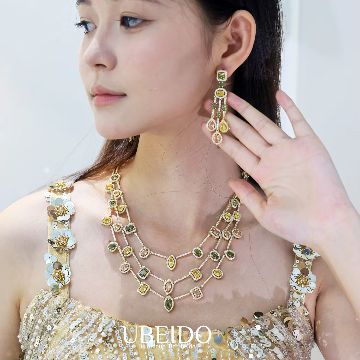 Ensemble collier et boucles d'oreilles en strass brillant