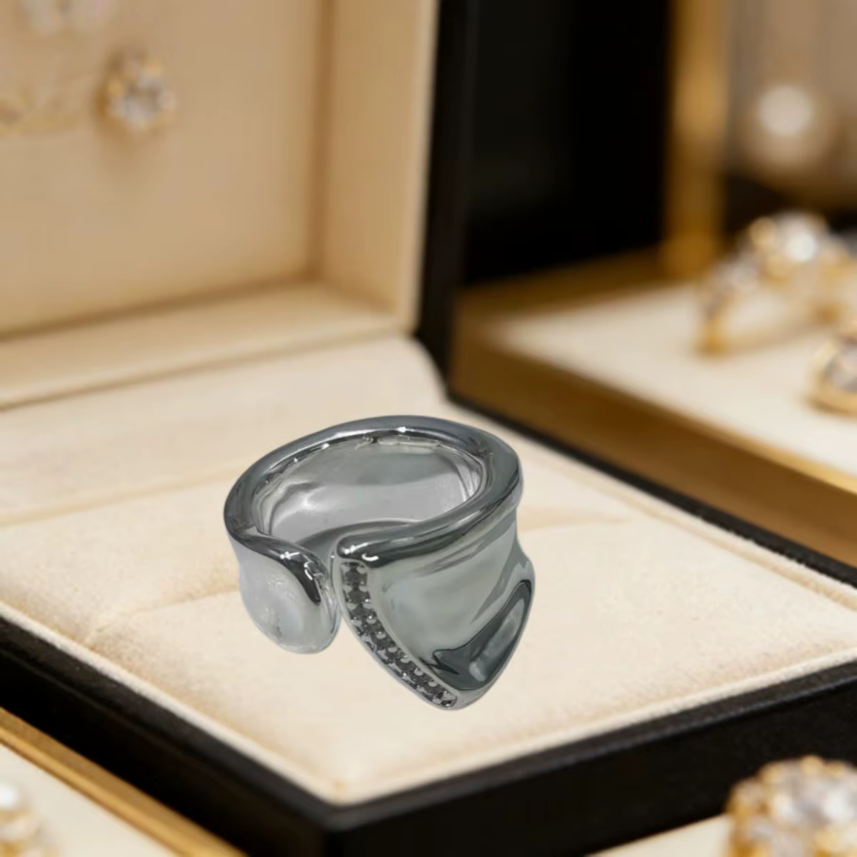 Bague géométrique en or et argent avec diamants