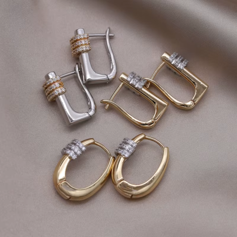 Boucles d'oreilles géométriques en zircon plaqué bicolore