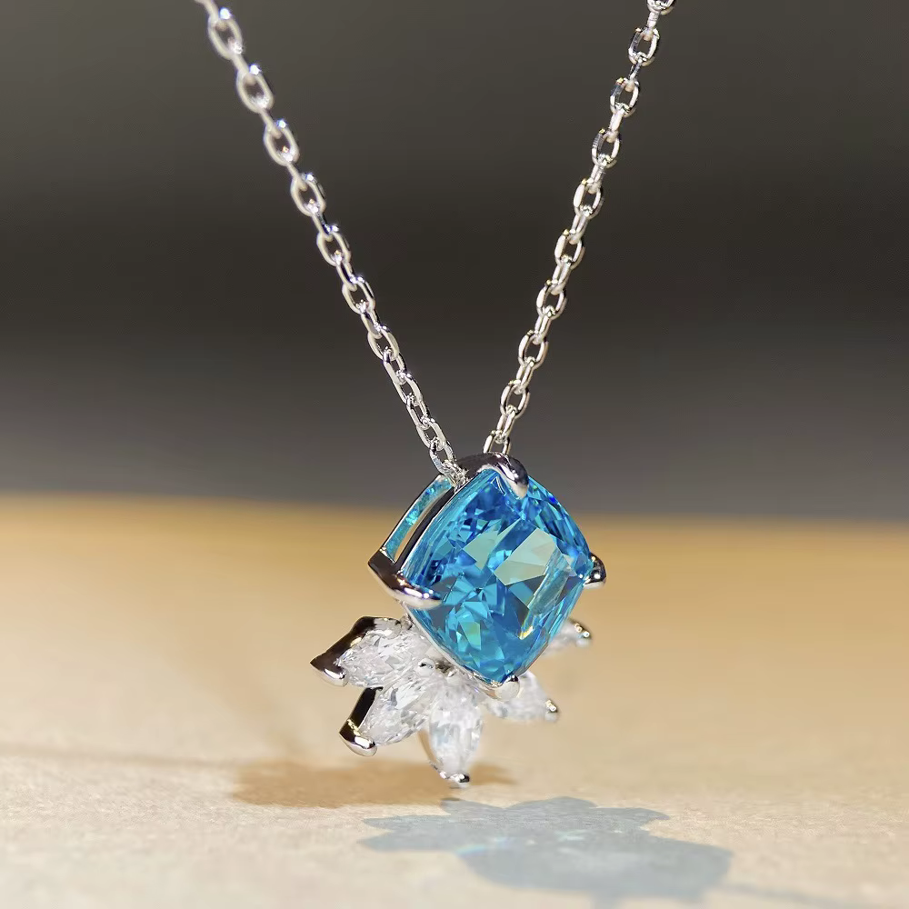 Collier pendentif de fiançailles en or blanc massif 18 carats avec saphir bleu 3CT pour femmes