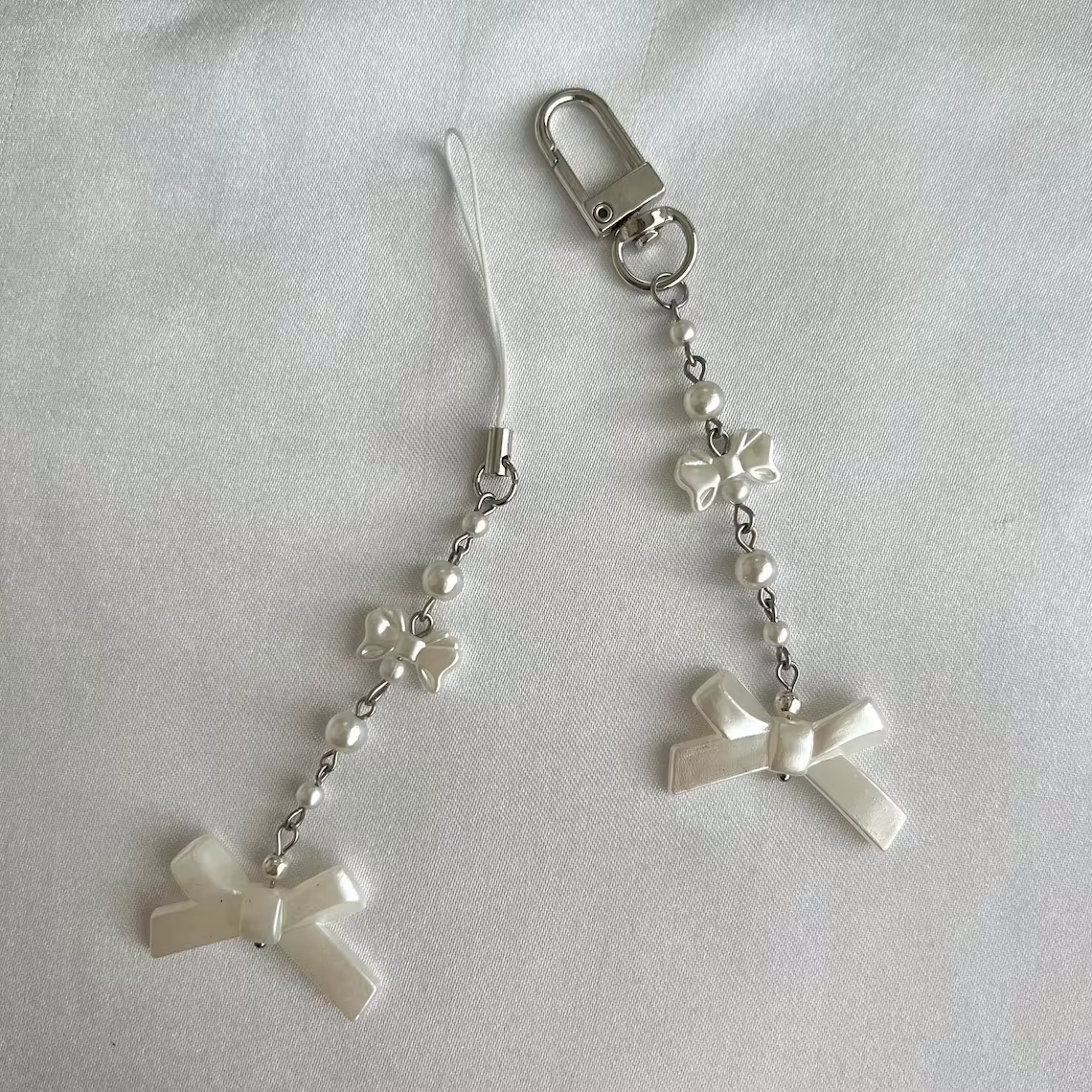 Porte-clés Coquette fait à la main avec perles et nœud délicat | Cadeaux esthétiques à breloques simples