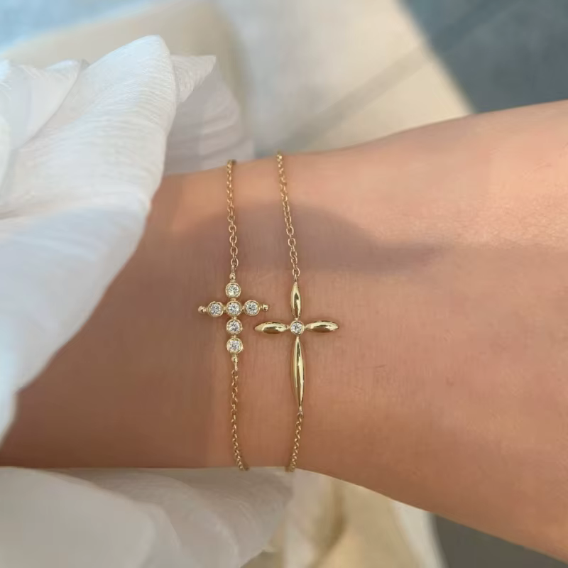 Bracelet à breloque croix en argent sterling 925 plaqué or 18 carats